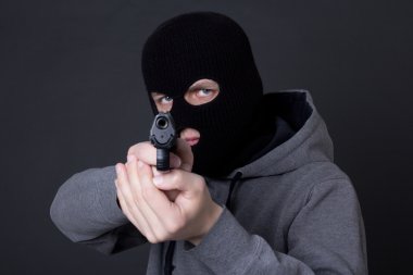 Maskeli adam suçlu silahla gri amaçlayan
