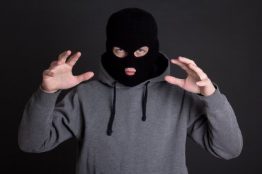 kızgın adam suçlu, hırsız veya siyah maskeyi gri üzerine hırsız