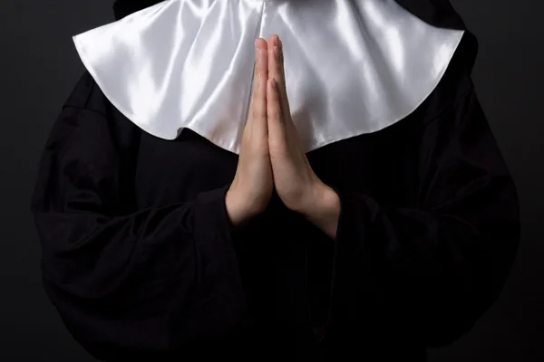 Religion-Konzept - Hände von Frau Nonne Heilungsgebet grau — Stockfoto