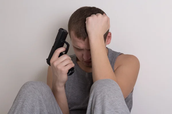 Hombre con arma tratando de suicidarse — Foto de Stock