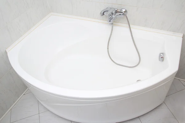 Роскошная ванна в белая ванная комната — стоковое фото