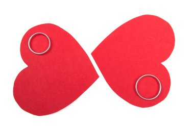 Alyans beyaz izole kırmızı kalpler üzerinde