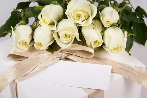 White roses, gift box and blank card for text — Stock Photo, Image