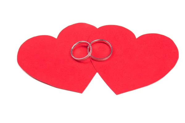 Anillos de boda corazón rojo aislado sobre fondo blanco — Foto de Stock