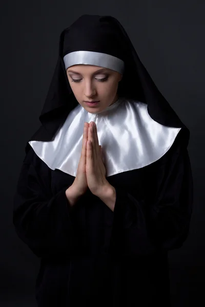 Religion-Konzept - Porträt der jungen schönen betende Nonne über — Stockfoto