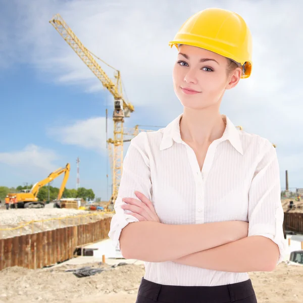 Retrato de negocios mujer arquitecto en casco constructor amarillo —  Fotos de Stock