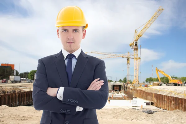 Uomo bello giovane di affari nel casco di costruttore — Foto Stock