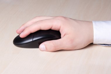 fare ile masa üzerinde erkek el