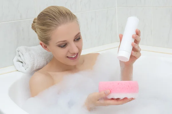 Hermosa mujer de lavado en el baño con esponja y gel de ducha — Foto de Stock