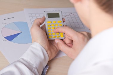 iş kavramı - erkek eller hesapla şeyle muhasebe