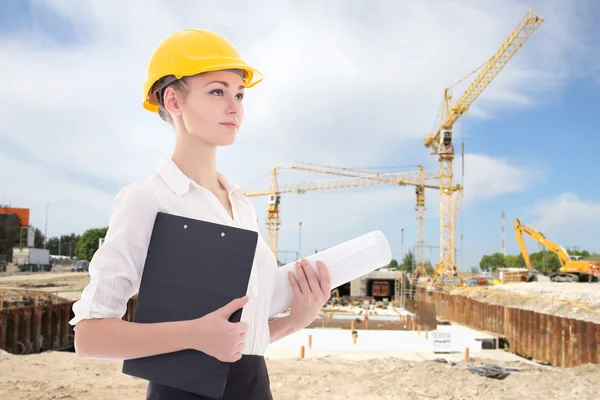 Negocios mujer arquitecto en casco constructor amarillo — Foto de Stock
