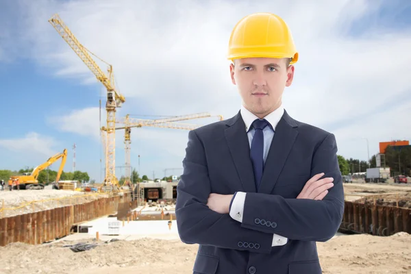 Uomo bello di affari in casco di costruttore — Foto Stock