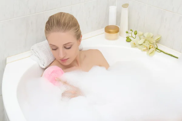 Jonge aantrekkelijke slanke vrouw baden met spons — Stockfoto