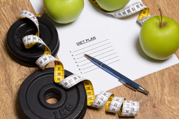 Hoja de papel con plan de dieta, la manzana y la pesa de gimnasia — Foto de Stock