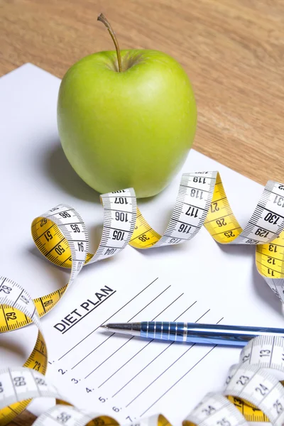 Kağıt diyet planı, elma, kalem ve ölçü birimi teyp ile — Stok fotoğraf
