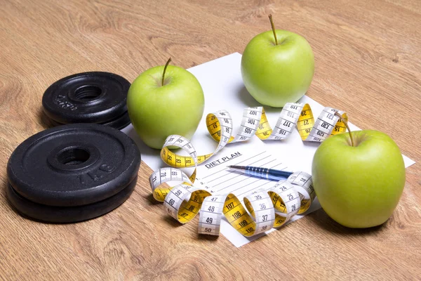 Hoja de papel con dieta plan, manzanas, pesas y medida grifo — Foto de Stock