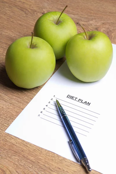 Sheet of paper with diet plan, pen and apples — Stock Photo, Image