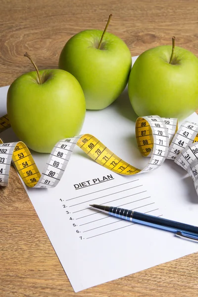 Dieta concetto - carta con piano di dieta, mele verdi e misura ta — Foto Stock