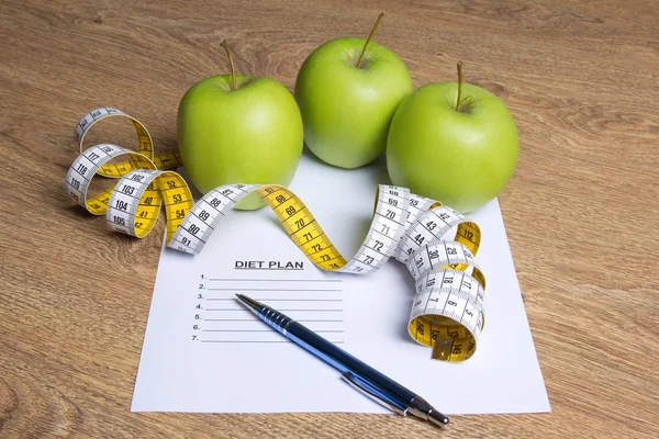 Weightloss koncept - zblízka papíru s dietní plán, jablka — Stock fotografie