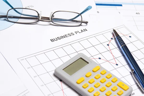 Business-Plan-Konzept - Grafiken, Diagramme, Stift und Taschenrechner — Stockfoto