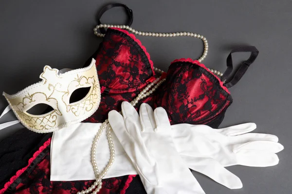 Seksowna bielizna kobiet, maski i rękawiczki na szary — Zdjęcie stockowe