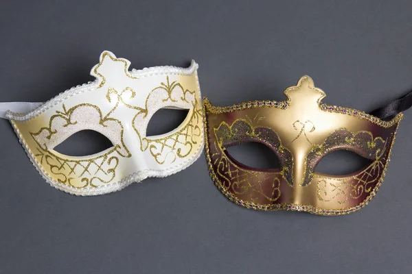 Dwa piękne karnawałowe maski na szary — Zdjęcie stockowe