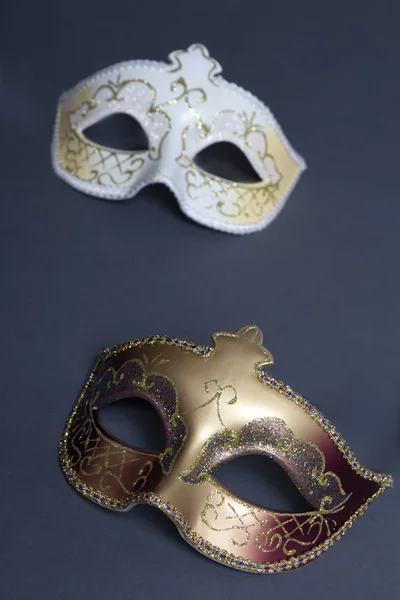 Zamknij się dwa piękne karnawałowe maski na szary — Zdjęcie stockowe