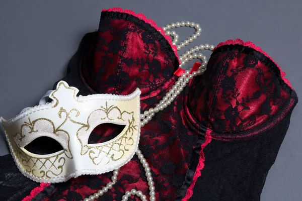 Seksowna bielizna kobiet, maski karnawałowe oraz naszyjnik na szary — Zdjęcie stockowe