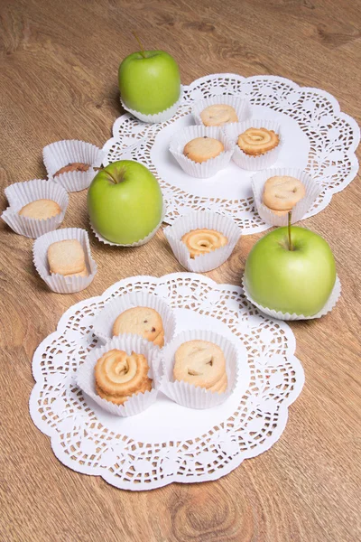 Farklı şeker kurabiye ve elma tablo — Stok fotoğraf