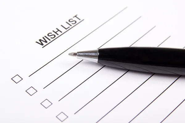 Papel com a lista de desejos em branco e caneta — Fotografia de Stock