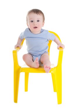 komik bebek çocuk yürümeye başlayan çocuk üzerinde beyaz izole küçük sandalye üzerinde oturan
