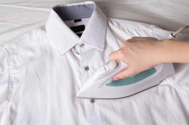 el ile demir Ütü pamuklu gömlek