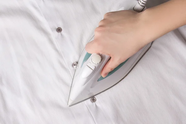 Hierro moderna en mano mujer planchando la camisa de algodón — Foto de Stock