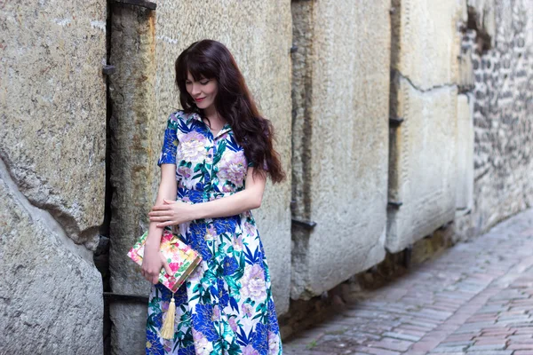 Mulher de vestido andando na cidade velha de Tallinn — Fotografia de Stock