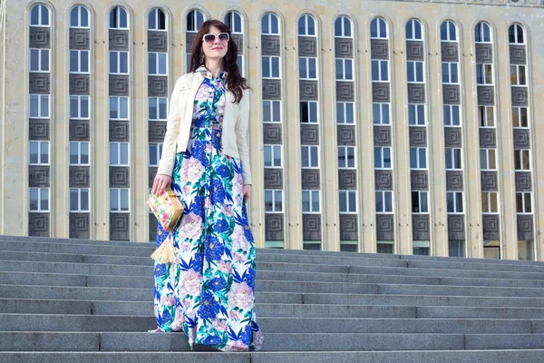 Portrait of beautiful business woman posing over big building — Stock Photo, Image