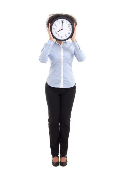 Curly femme couvrant le visage avec horloge de bureau isolé sur blanc — Photo