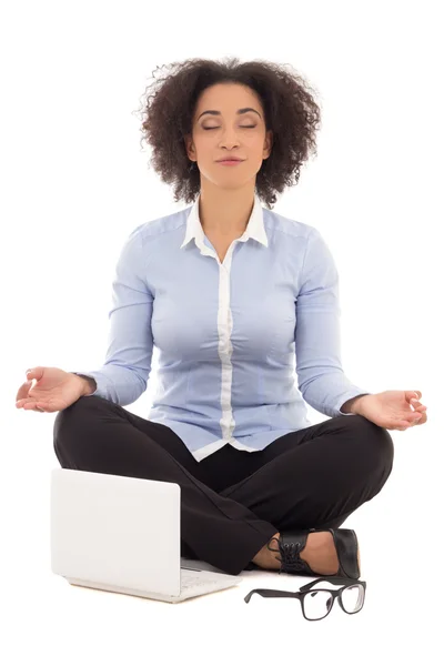 Mujer de negocios afroamericano hermosa feliz sentado en yoga — Foto de Stock