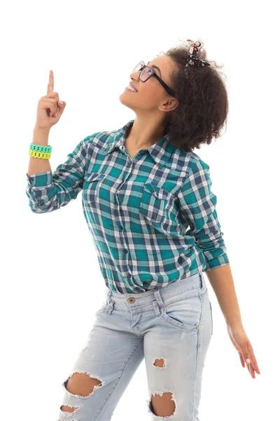 Adolescente afroamericana felice che indica su qualcosa isolat — Foto Stock