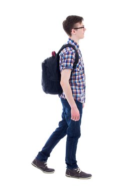 beyaz izole yakışıklı genç çocuk ile yürüyen sırt çantası