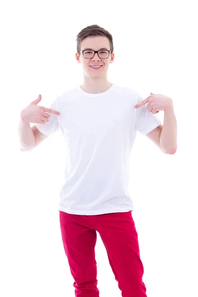 Mladý muž v prázdné tričko, ukázal na sebe izolované na bílém — Stock fotografie