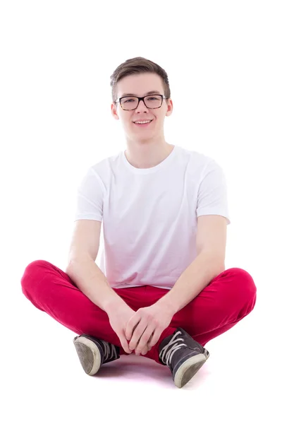 Giovane uomo bello in white t-shirt che si siede isolato su bianco — Foto Stock