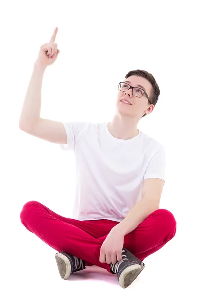 Stilig ung i vit t-shirt sitter och pekar på några — Stockfoto