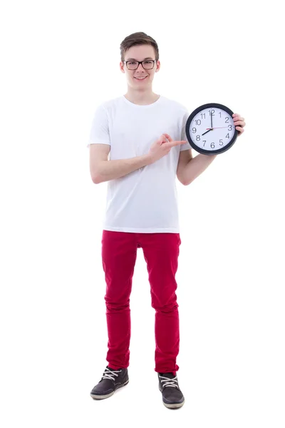 Pohledný dospívající chlapec ukazuje hodiny úřadu izolované na bílém — Stock fotografie