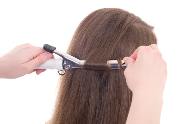 Cabeleireiro de encaracolar o cabelo a mulher isolado no branco — Fotografia de Stock