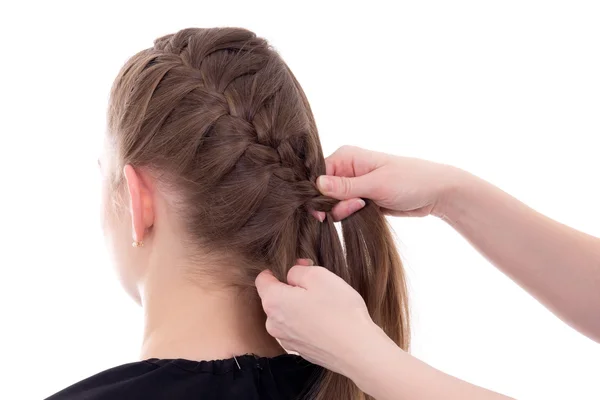 Estilista del cabello haciendo trenza a mujer joven aislada en blanco — Foto de Stock