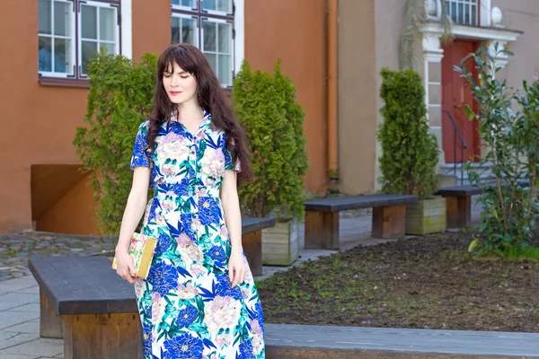 Hermosa mujer en vestido largo caminar en el casco antiguo de Tallin, Es — Foto de Stock