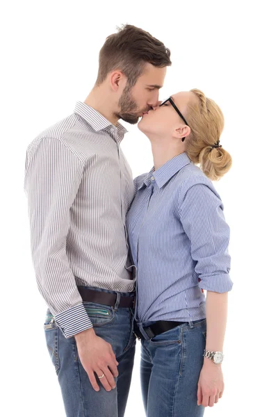 Giovane uomo felice e donna che bacia isolato su bianco — Foto Stock