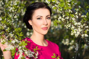 Çiçek açan bahçede güzel bir kadın