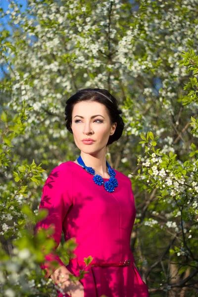 Retrato de joven bella mujer en jardín — Foto de Stock