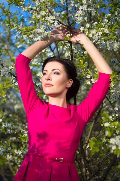 Jonge mooie vrouw poseren in de bloeiende tuin — Stockfoto